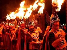 Факельное шествие на «Хогмани» в Эдинбурге
