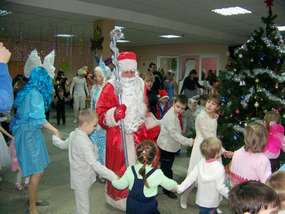 Дед Мороз поздравляет детей