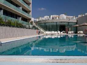 Бассейн и паб отеля Elements Suites 4*
